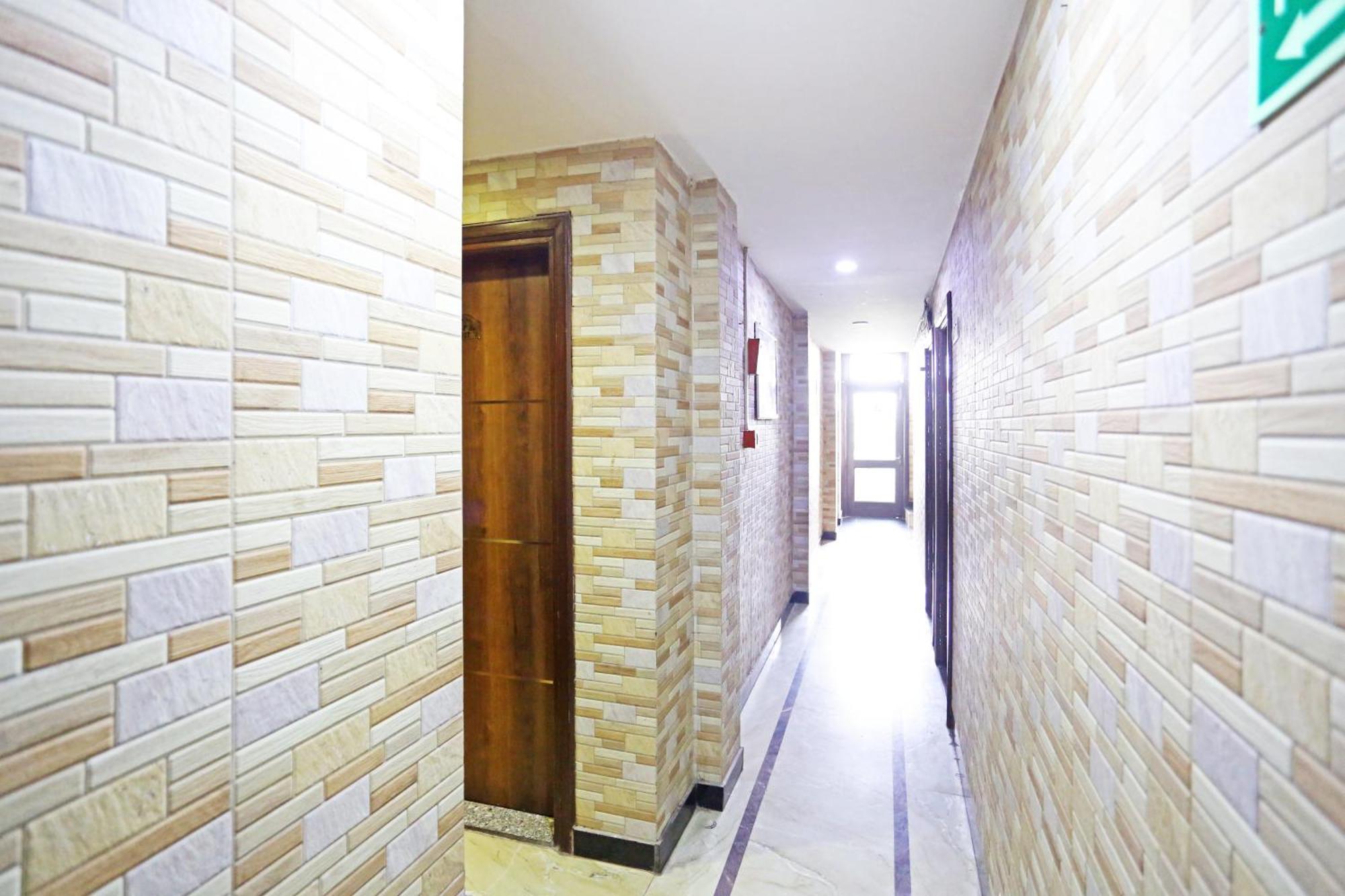 Hotel Preet Palace -5 Mints Walk From Nizamuddin Railway Station 뉴델리 외부 사진