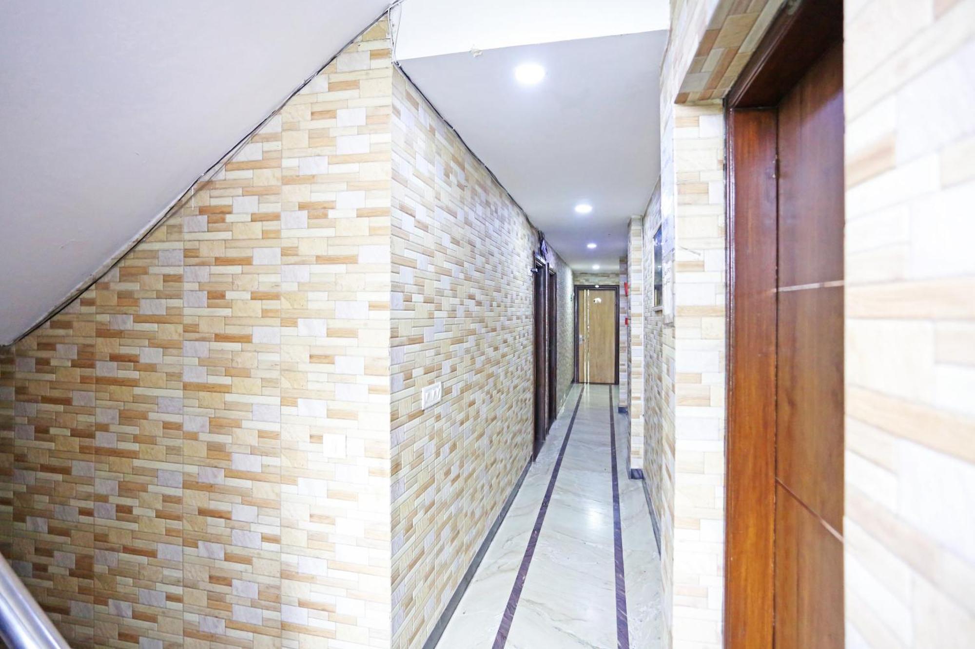 Hotel Preet Palace -5 Mints Walk From Nizamuddin Railway Station 뉴델리 외부 사진
