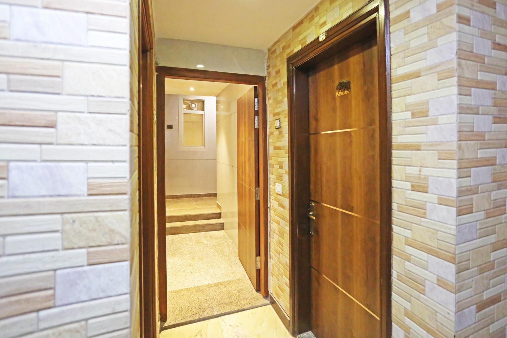 Hotel Preet Palace -5 Mints Walk From Nizamuddin Railway Station 뉴델리 외부 사진