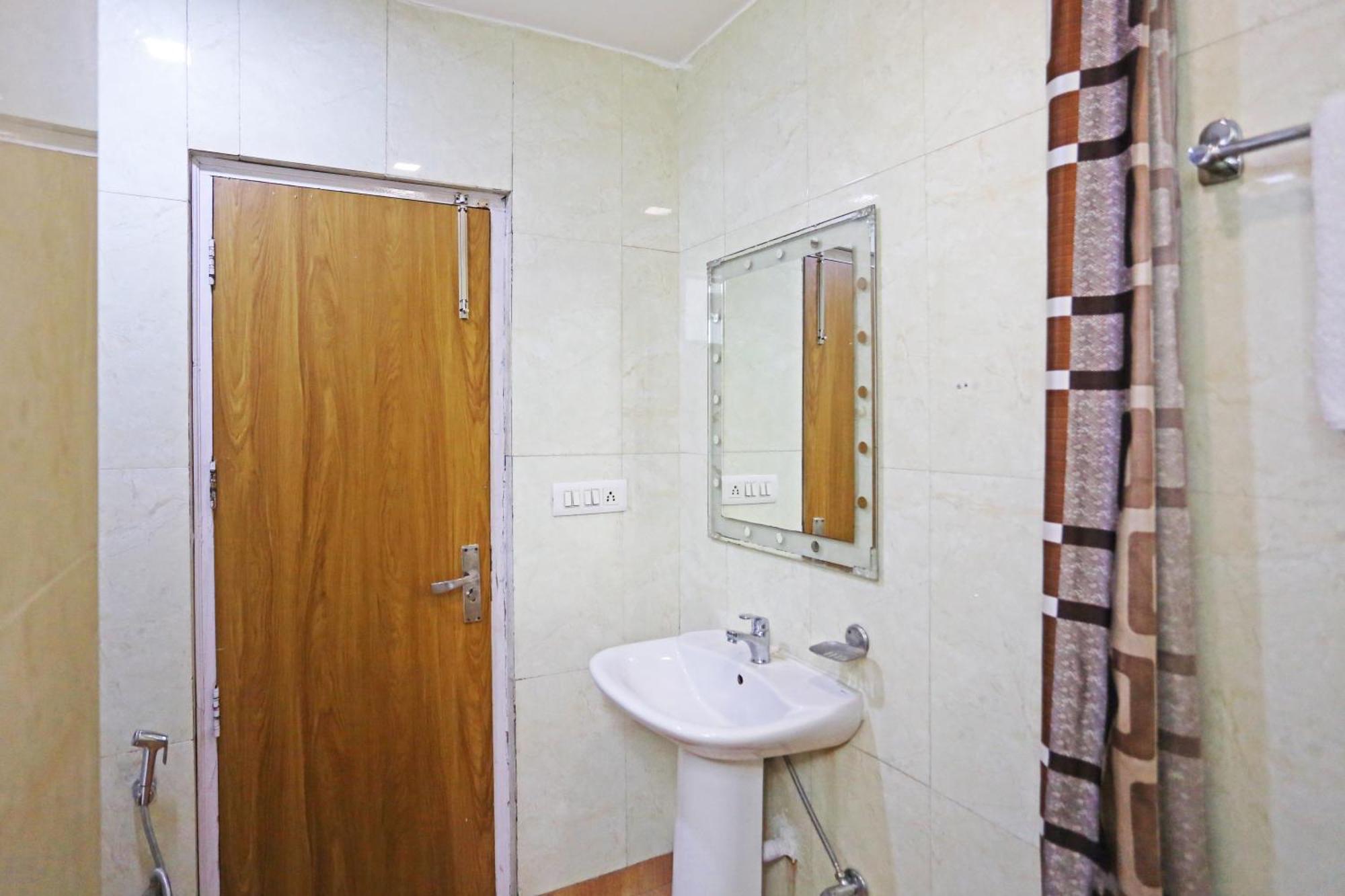 Hotel Preet Palace -5 Mints Walk From Nizamuddin Railway Station 뉴델리 외부 사진