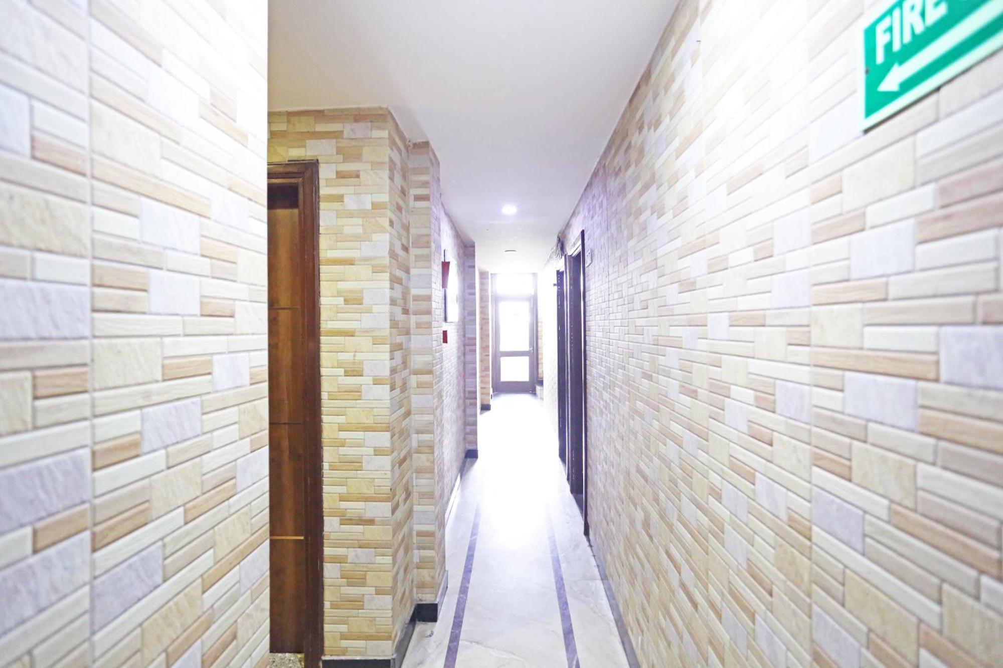 Hotel Preet Palace -5 Mints Walk From Nizamuddin Railway Station 뉴델리 외부 사진