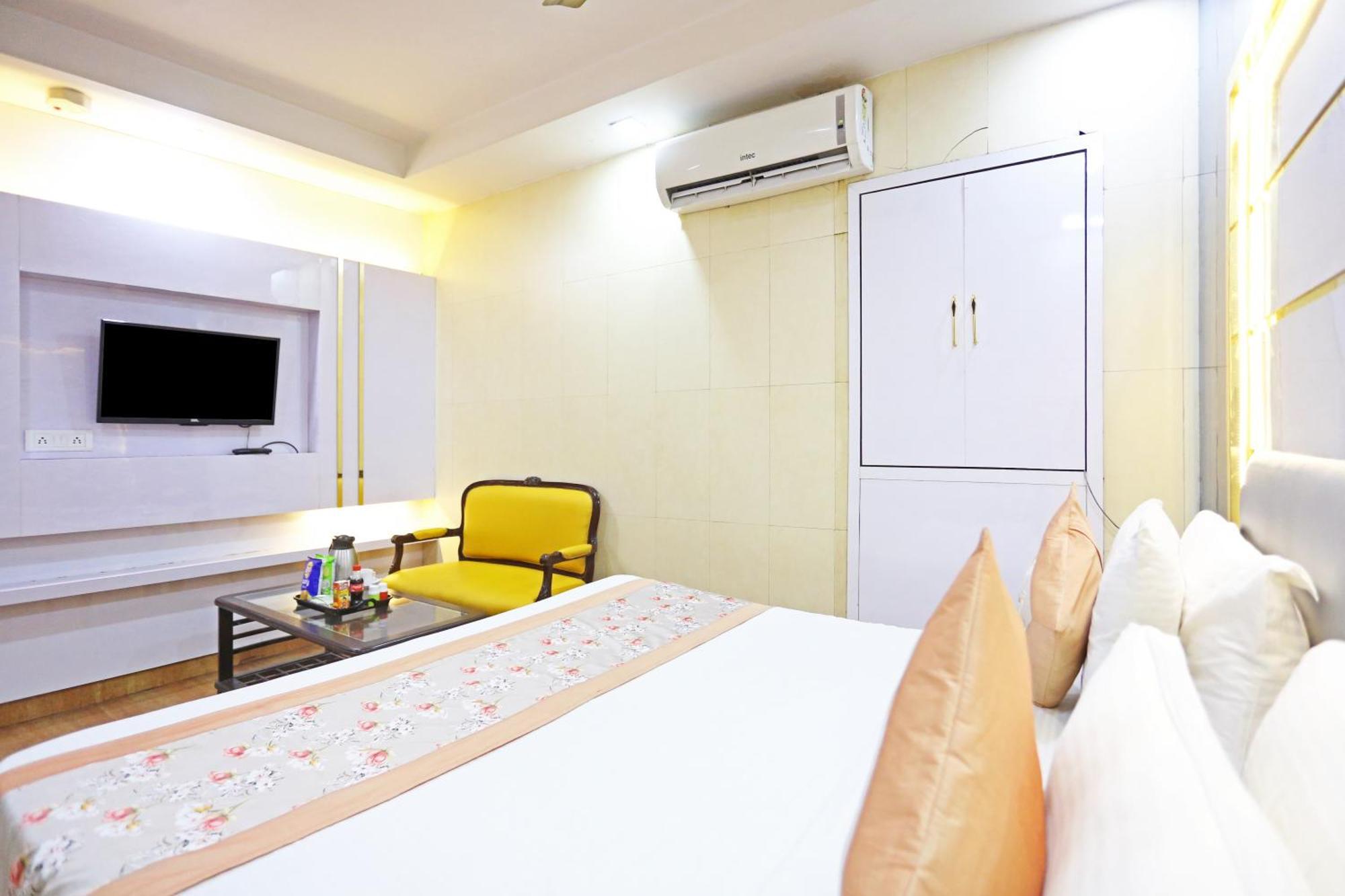 Hotel Preet Palace -5 Mints Walk From Nizamuddin Railway Station 뉴델리 외부 사진